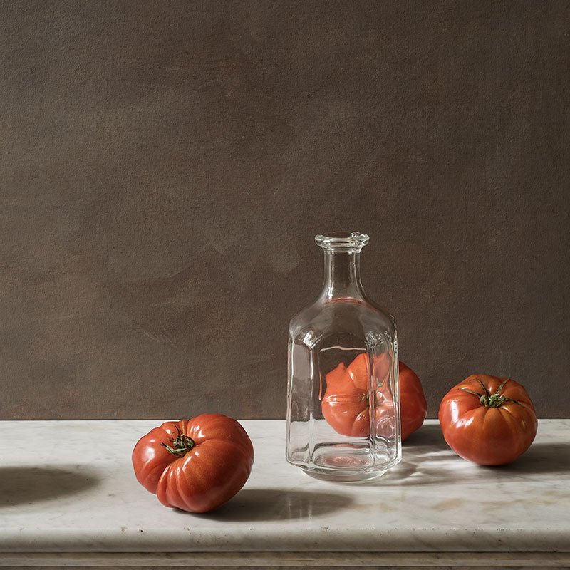 Trois tomates et carafe