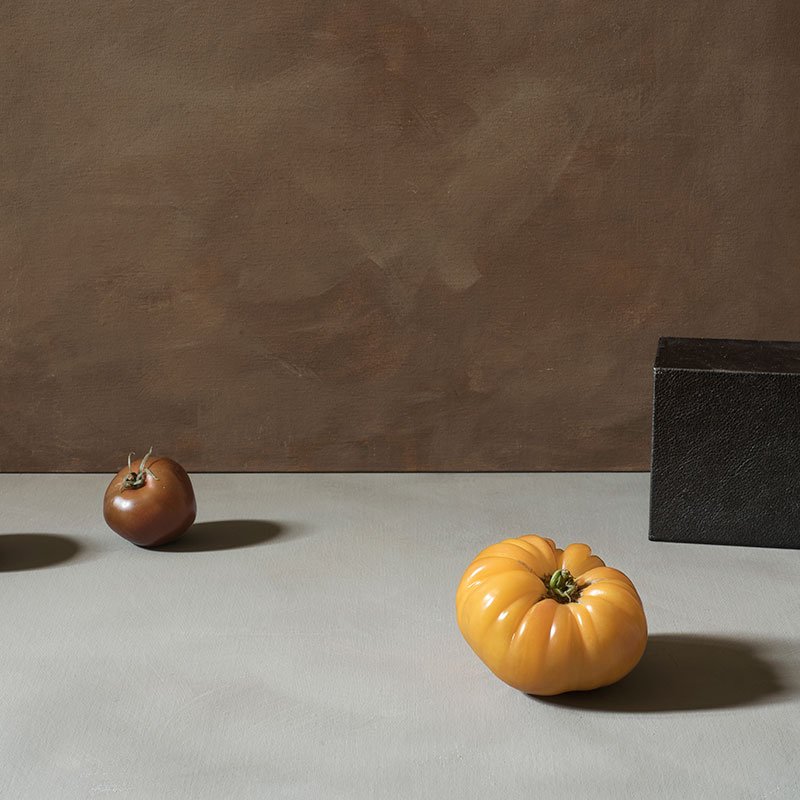 Cube noir et deux tomates